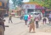 तळपत्या उन्हात रस्त्याचे डांबरीकरण