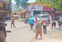 तळपत्या उन्हात रस्त्याचे डांबरीकरण