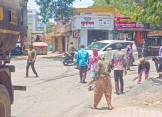 तळपत्या उन्हात रस्त्याचे डांबरीकरण
